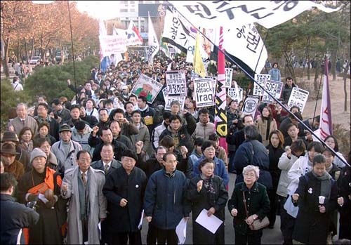 여중생 사망사건에 항의하는 21일 종묘집회에 참석한 군중들. 